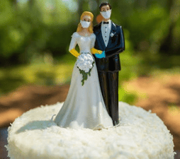 figuras de pastel de boda con cubrebocas