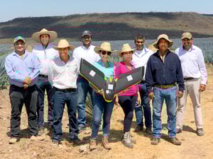 Uso de drones en el campo de Casa Sauza con su equipo de trabajo Uso de drones en el campo de Casa Sauza con su equipo de trabajo