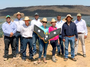 Uso de drones en el campo de Casa Sauza con su equipo de trabajo