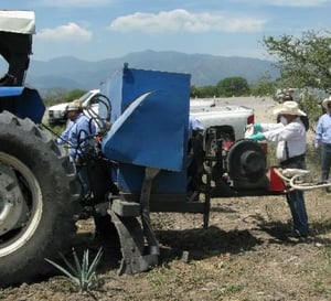 Máquina fertilizadora de agave de Casa Sauza