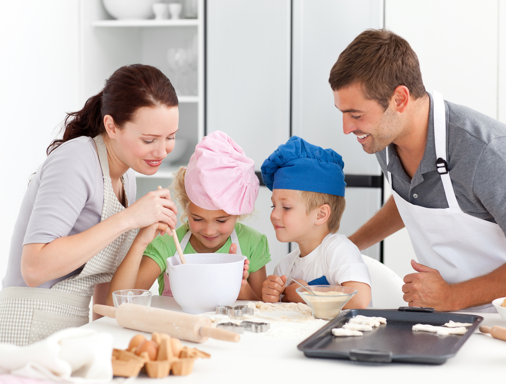 Семья большой труд. Совместный труд в семье. Семья на кухне. Дети и родители на кухне. Готовим всей семьей.