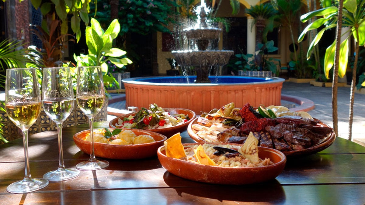 Comida parrillada en el restaurante La Cueva de Don Cenobio durante el Tour Hornitos en Casa Sauza, Tequila Jalisco
