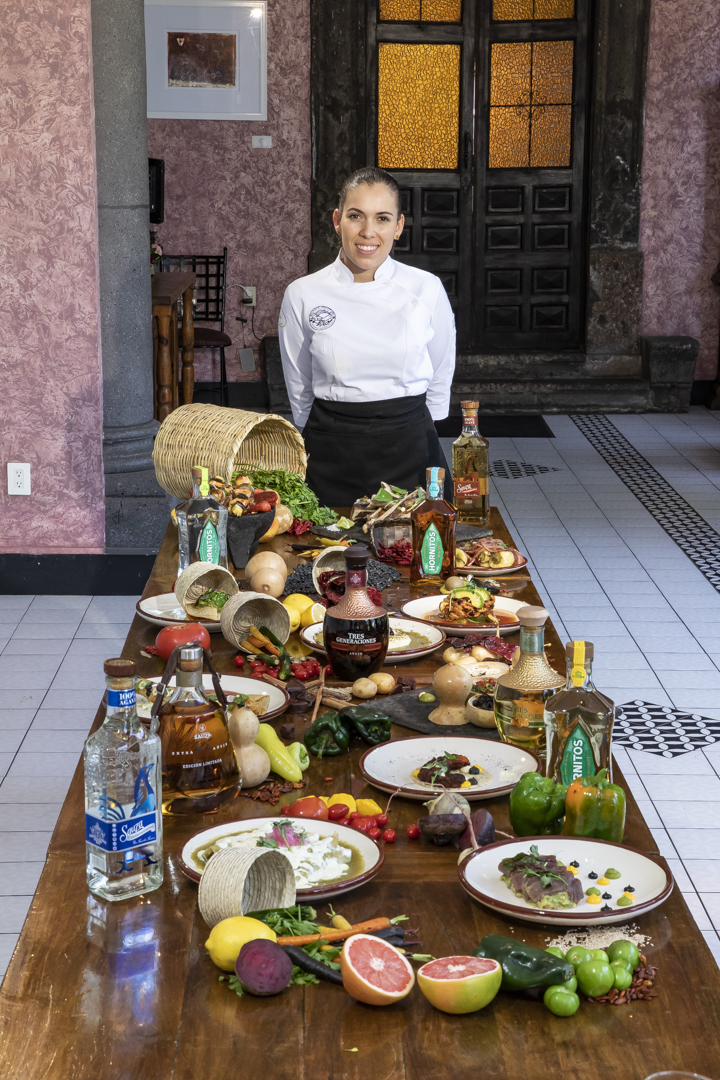 chef karla en mesa con platillos e ingredientes